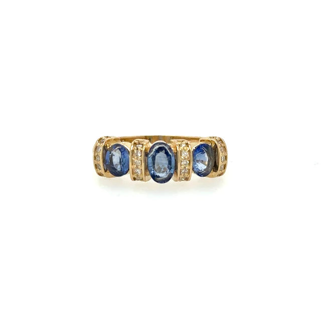 Yellow Gold Ring With Sapphire and Diamonds