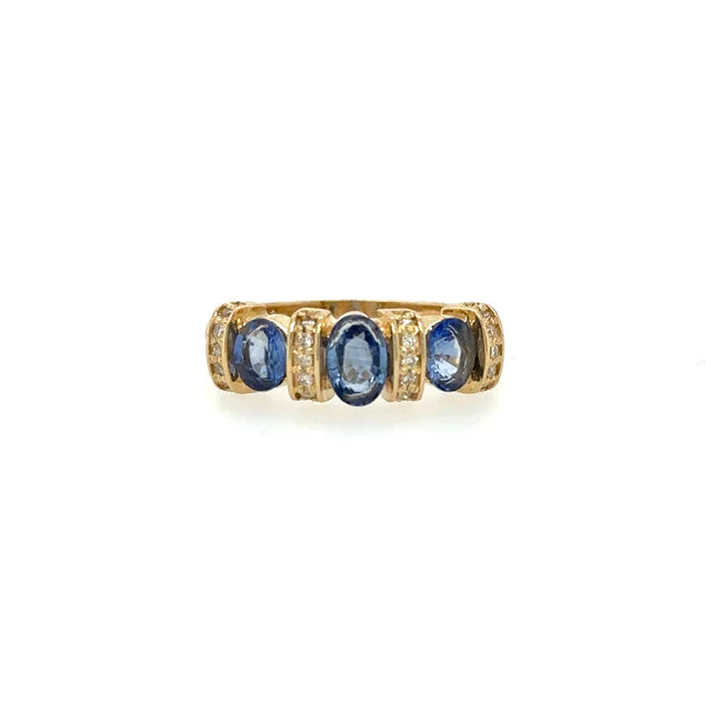Yellow Gold Ring With Sapphire and Diamonds
